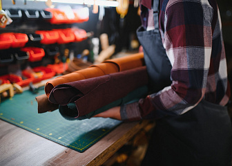 Аппаратчик крашения и жирования кож